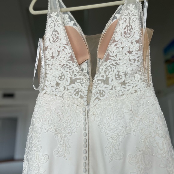 Essence of Australia simple, sexy gown D2503 - Picture 2 of 11